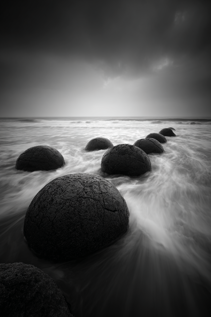 Style Michael Kenna — Moeraki Boulders B&W longue pose