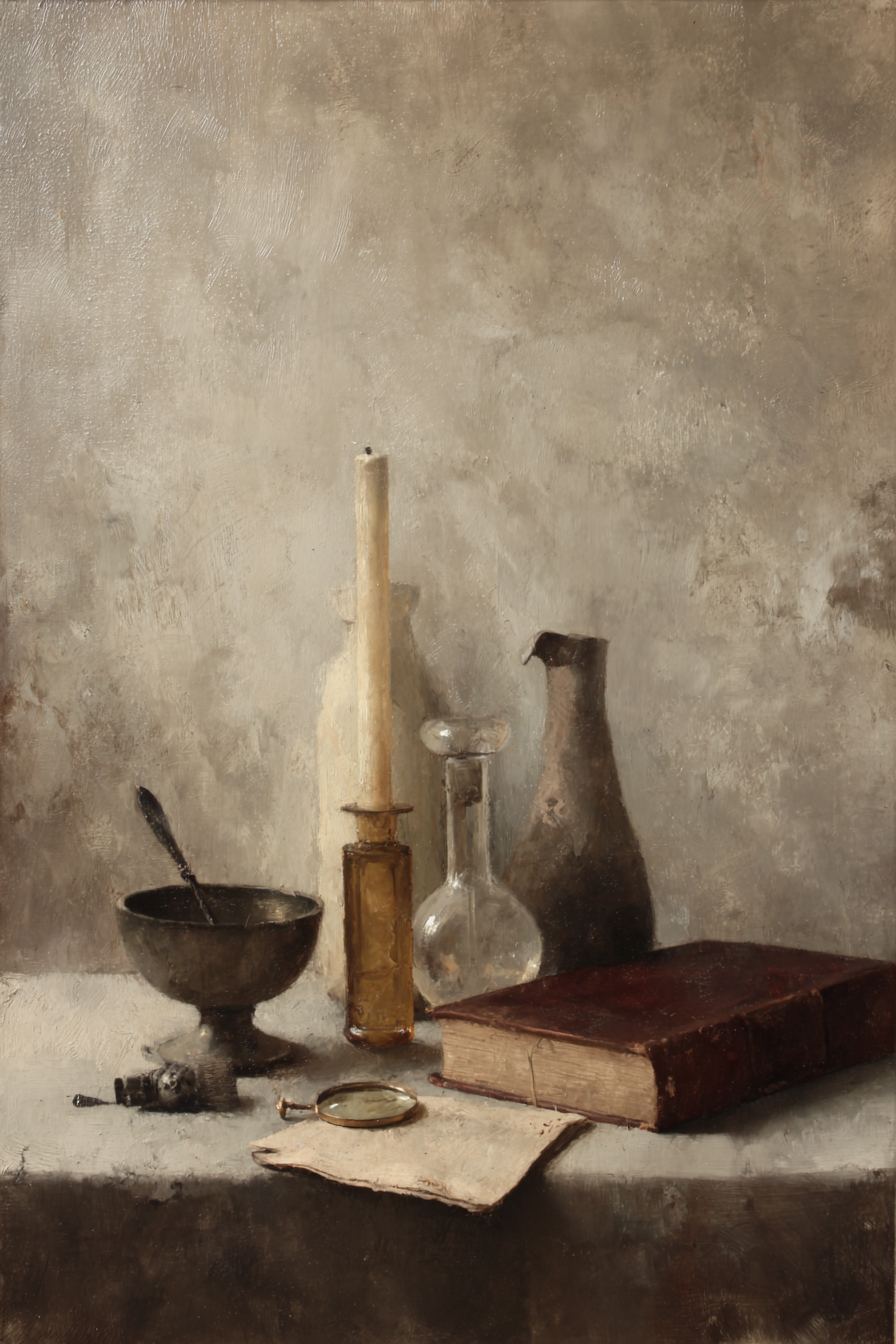 Accessoires Still Life — lampe à pétrole, livres anciens, bougeoir — lumière ambre chaude — fond enduit