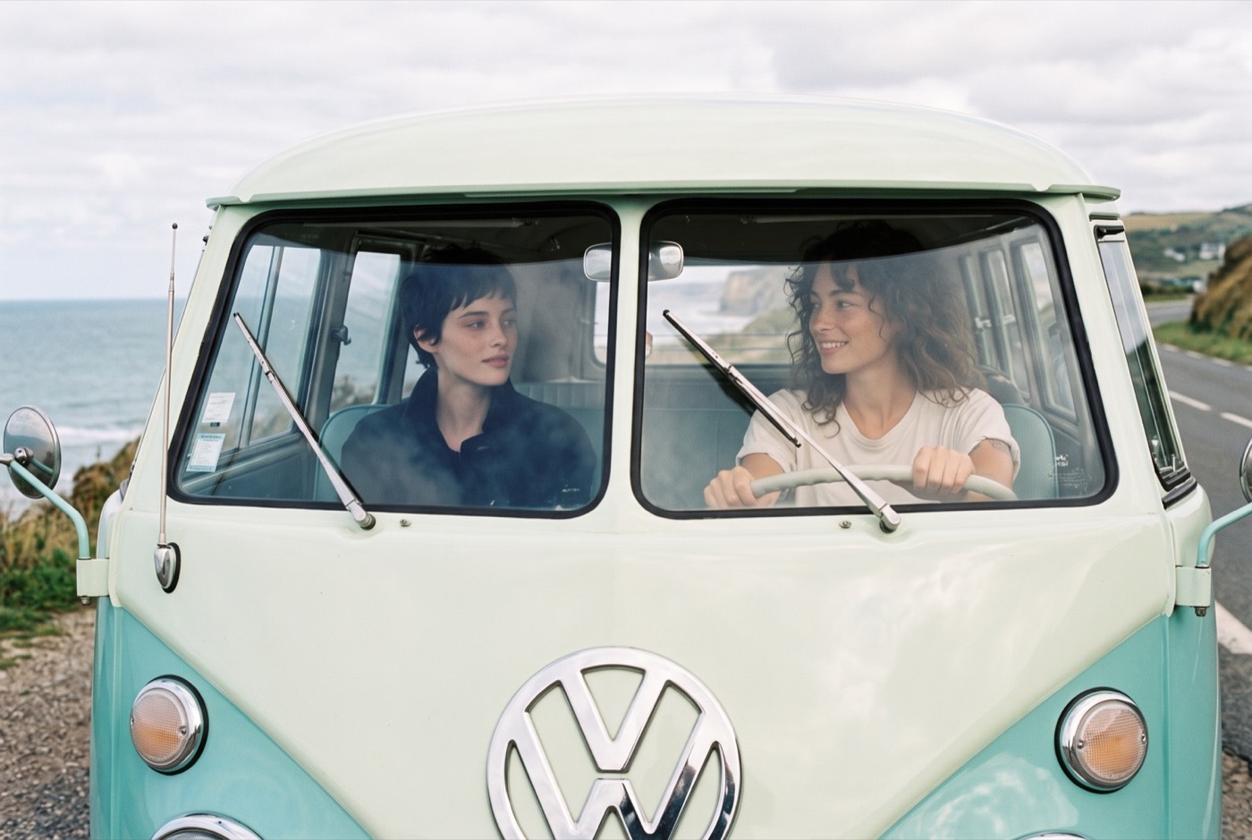 Combi vu de face au bord de la mer, deux amies à l'avant