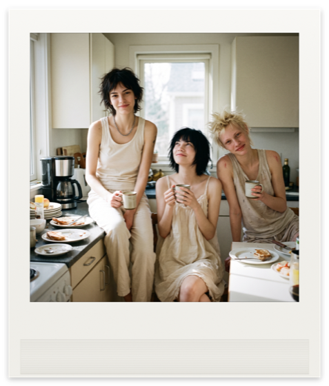 Tirage instantané : trois amies en pyjama dans une cuisine