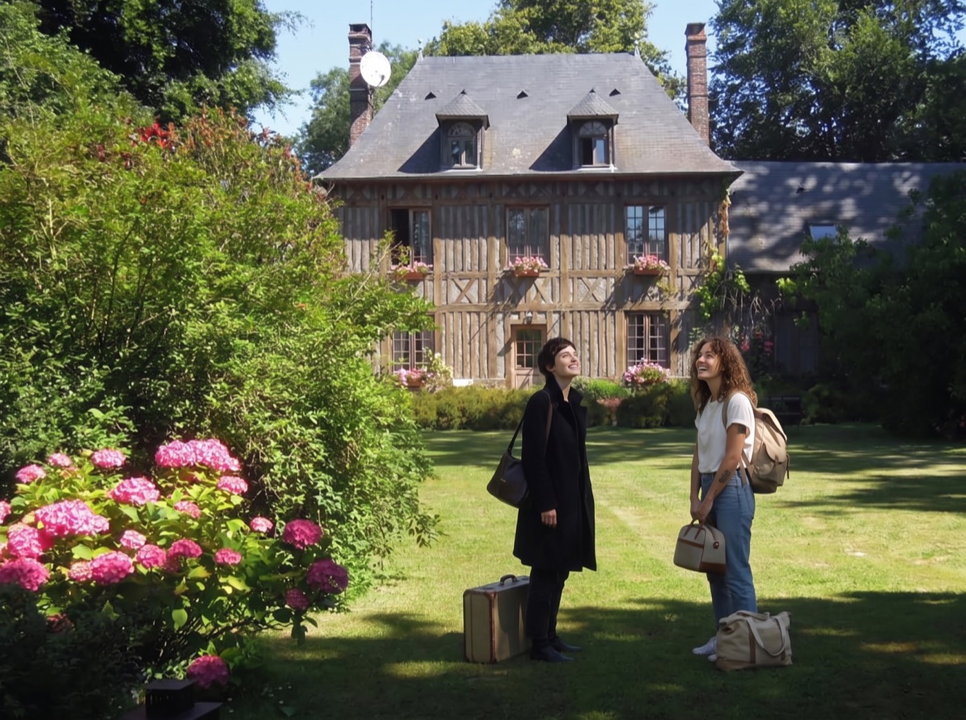 Même vue, deux amies arrivées avec leurs bagages sur la pelouse